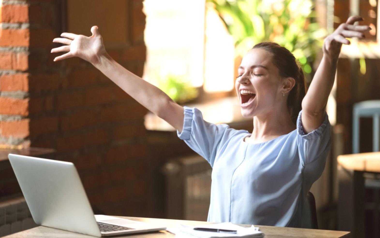 Teilnehmer in einer interaktiven Diskussion über Lebensfragen während eines Webinars