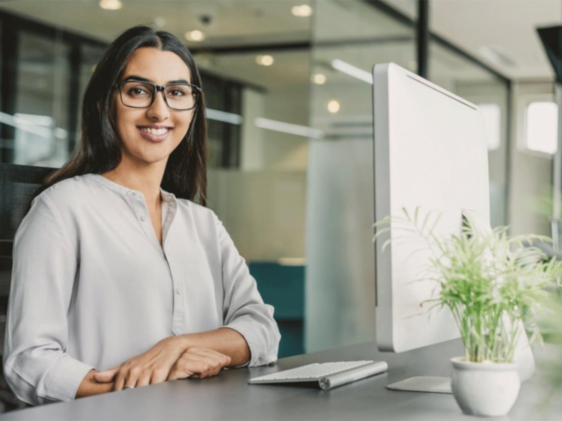 Teilnehmer diskutieren philosophische Konzepte während eines Live-Webinars